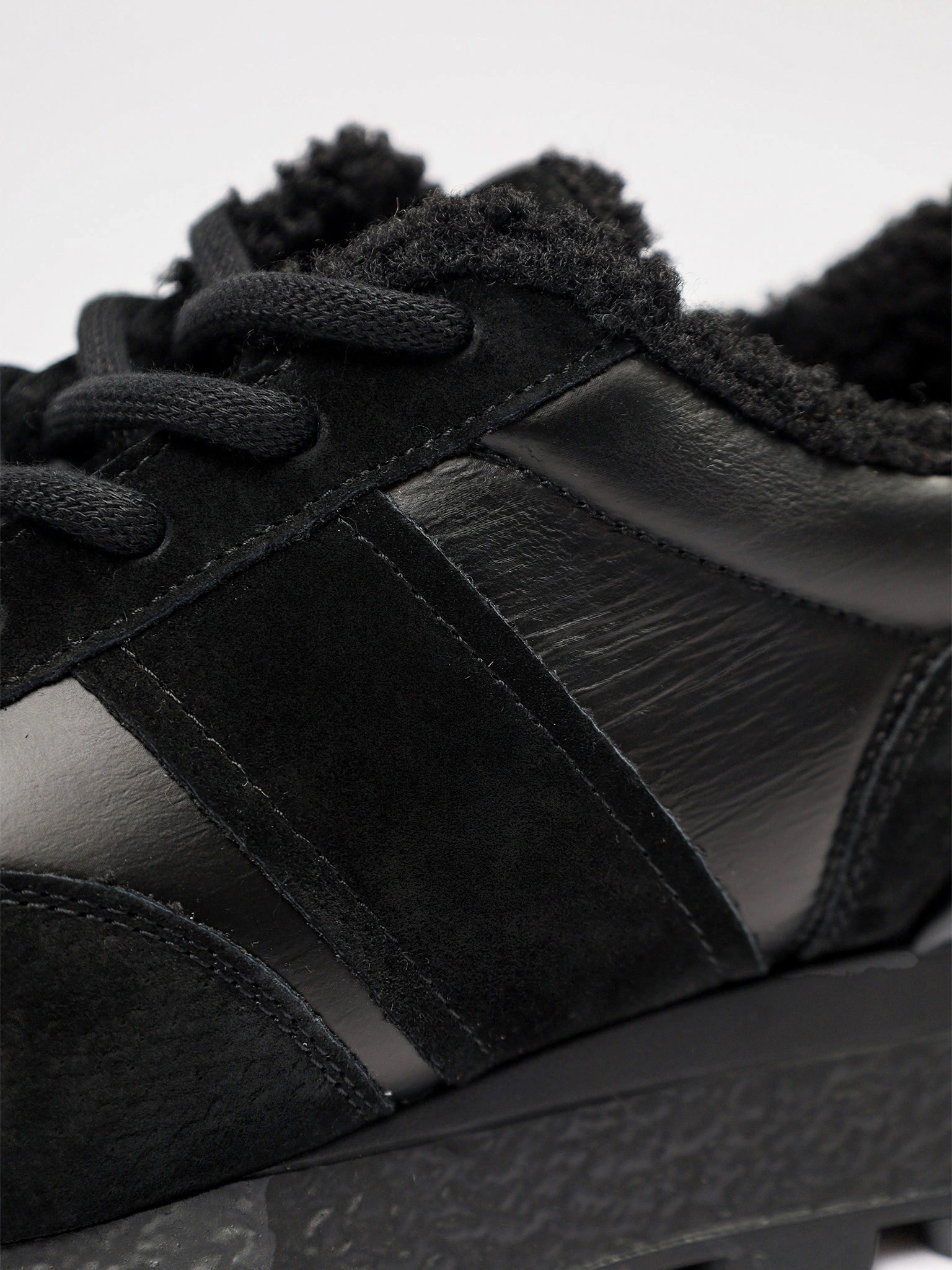 Кроссовки комбинированные черного цвета на рельефной подошве